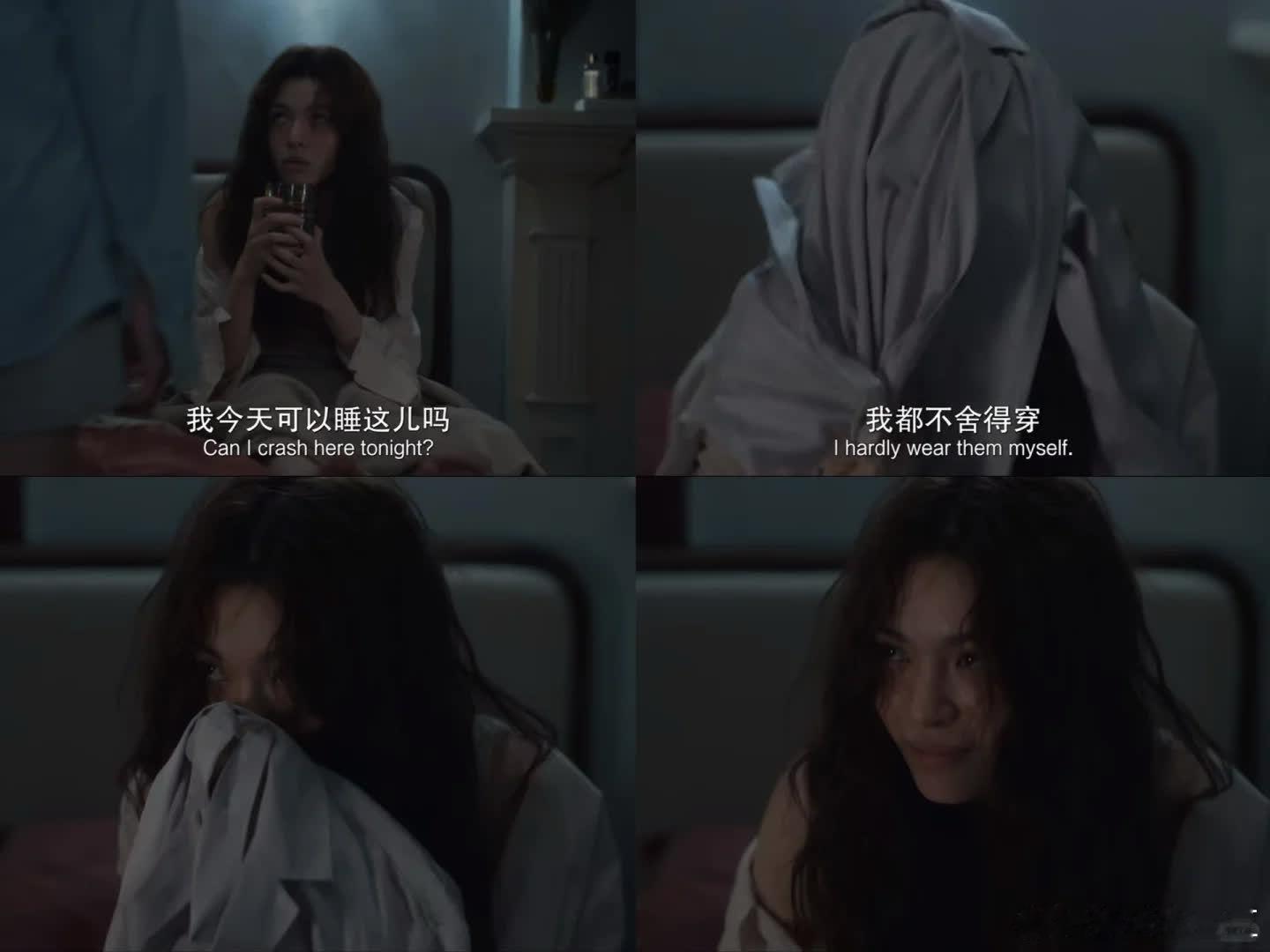 她像只小动物，用力嗅着铁梅的睡衣。🥺铁梅把衣服扔到小叶头上时，小叶一边看着铁梅
