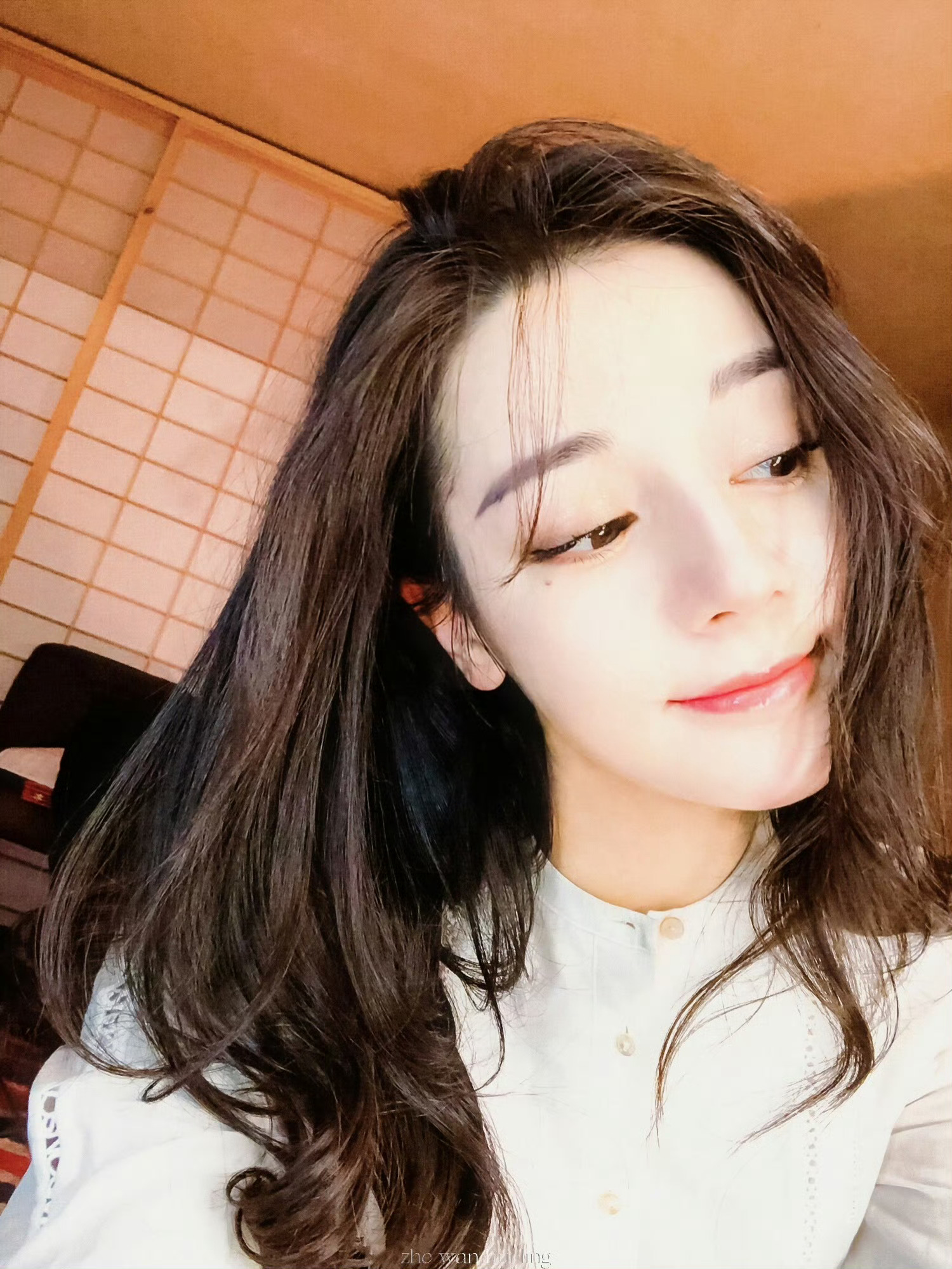 周星驰说迪丽热巴完全没有偶像包袱十年前在青春剧里一眼相中，十年后成了自己电影的女
