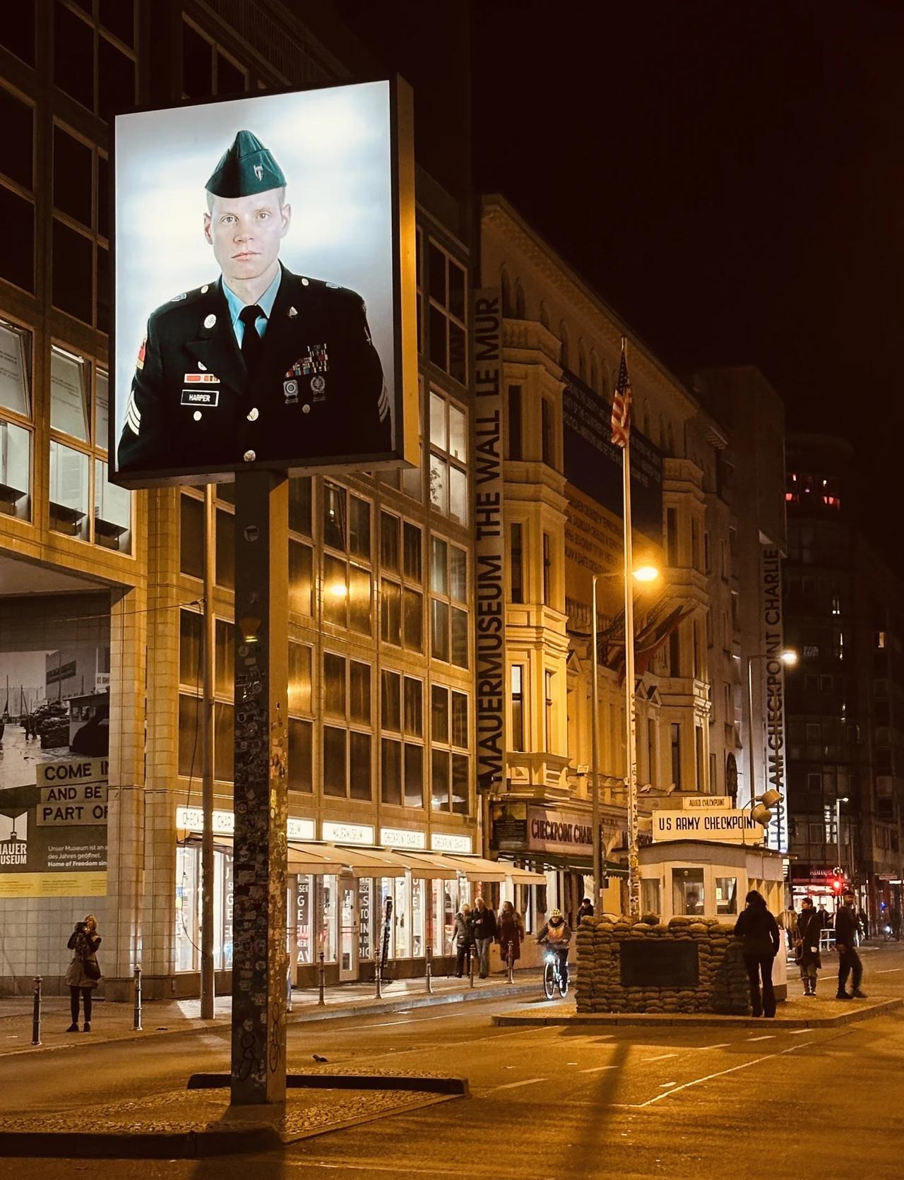 查理检查站
知名坦克对峙
东西柏林分界
冷战的世界
勃兰登堡门附近像是柏林天安门