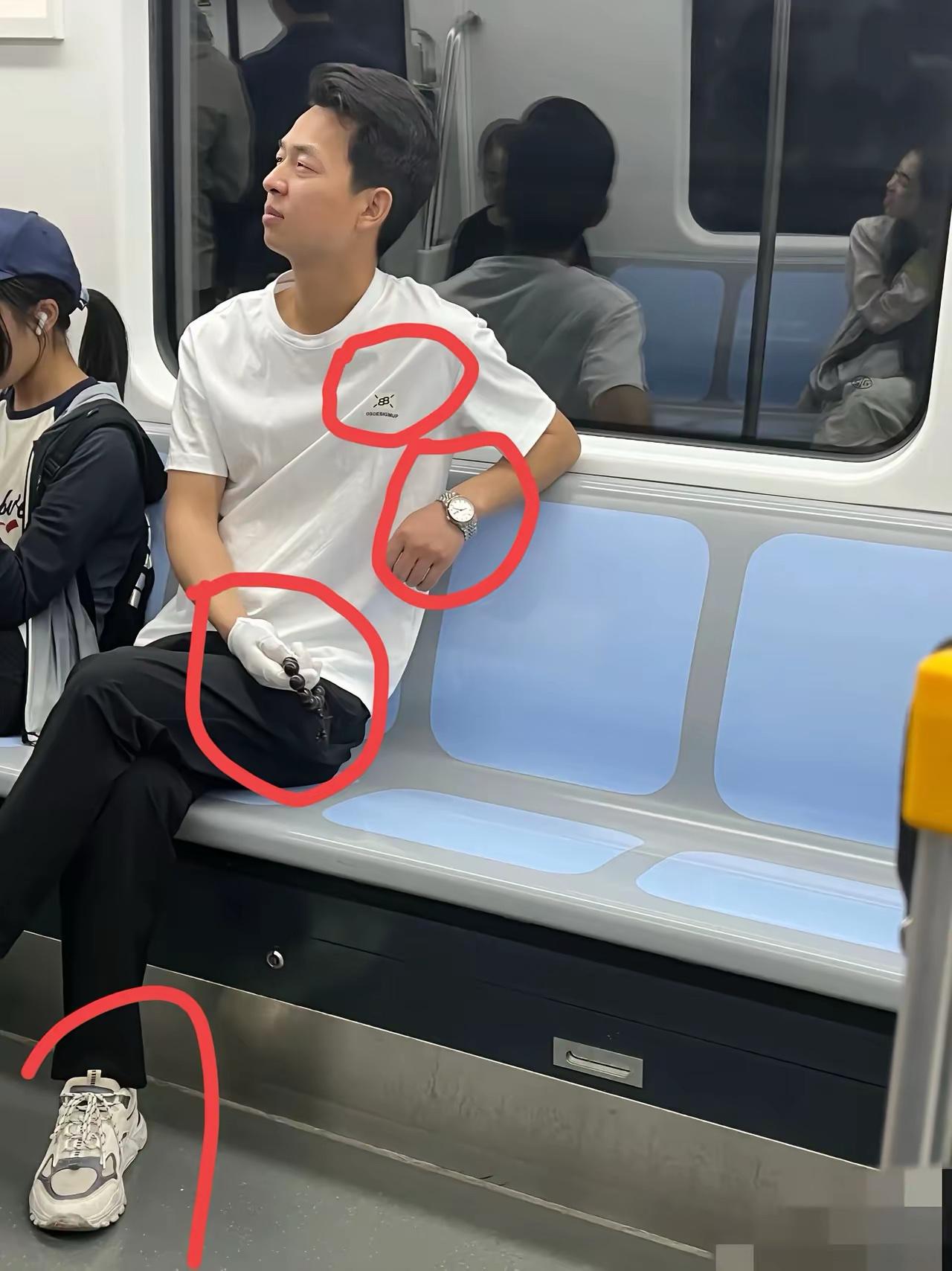 地铁上看到的帅哥，不说了，仔细看吧！绝对是个有钱人！