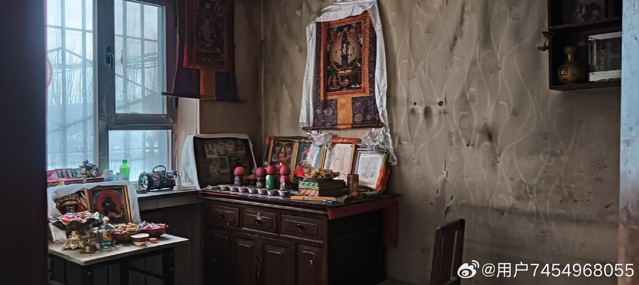 经年风雨，不曾教会我妥协，只让我读懂了“坚韧”二字的重量。
楼上的声响，楼道的狼