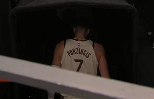 波尔津吉斯今天又受伤了 我也没刷到什么具体新闻 他也没有回到替补席勇士vs活塞 