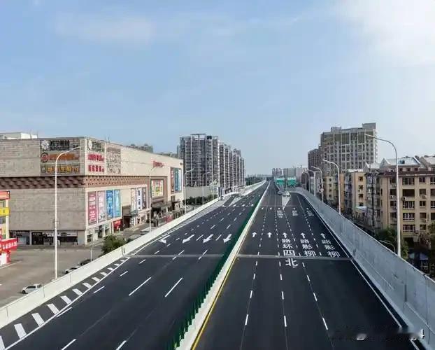 为什么高架快速路可以三车道改四车道？

第1个是因为相较于平面道路，高架快速路是