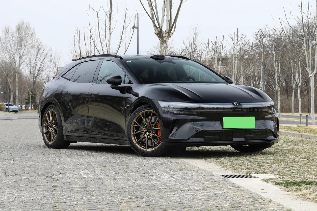 这台极氪007GT顶配版，我是真觉得有点东西。黑外观配黄内饰，气场一下就立住了，