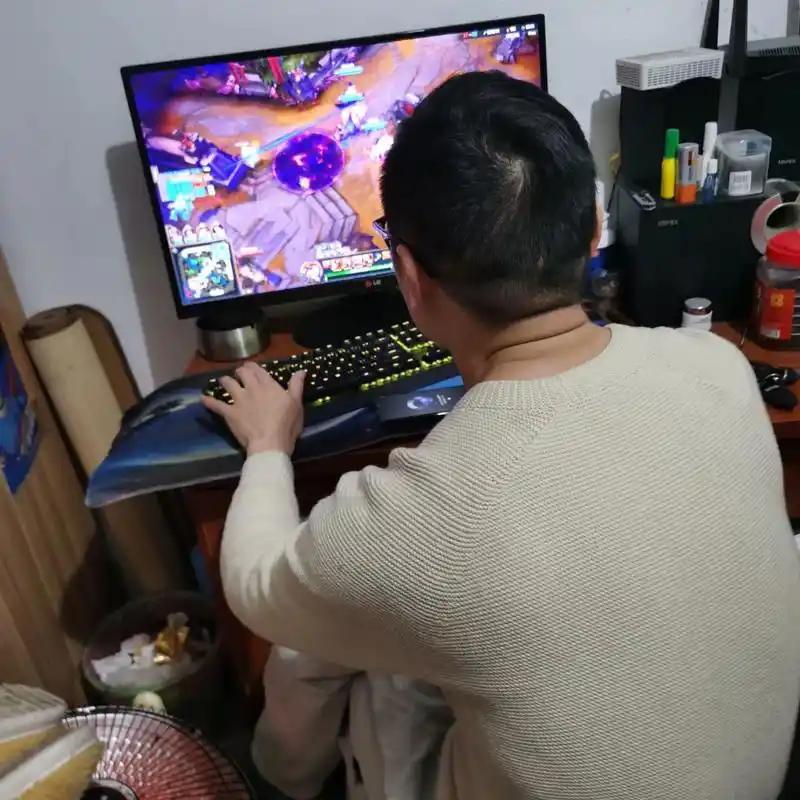 为什么男人三十好几，还沉迷游戏的快乐？真相太扎心
 
身边总有这样的男人：年过三