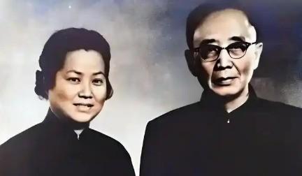 1912年洞房之夜，郭沫若见发妻太丑，拒绝同房，就在他转身要走时，发妻拉住他苦苦