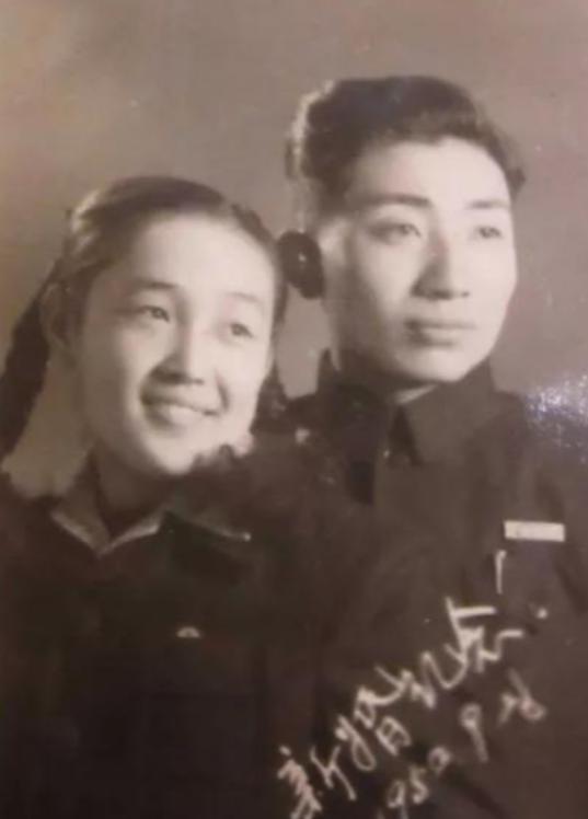 1952 年朝鲜战场，一颗美军子弹击穿志愿军战士姜士民的军装，被他贴身藏了两年的