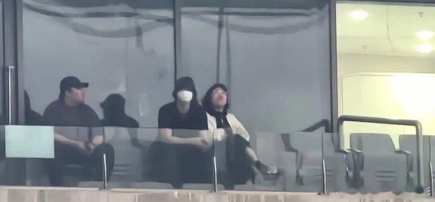 李钟硕去iu演唱会了，看来两位感情很稳定啊[举手] ​​​