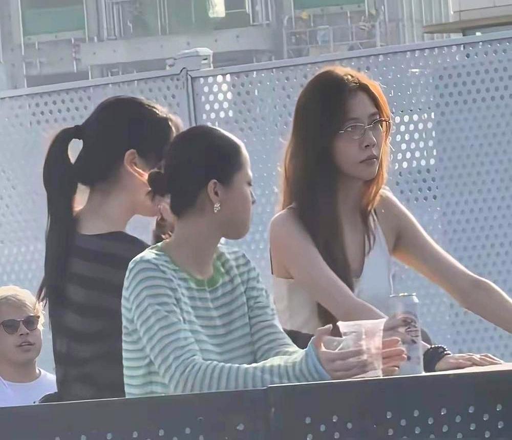 尴尬向人群蔓延时，最会收场的竟是个小姑娘。
阿那亚的舞台上，窦靖童在唱，王菲到了