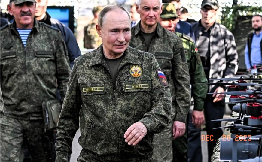 信号极度危险！普京突然脱下西装，换上军装。这个动作，比一千句外交辞令都要狠，它直