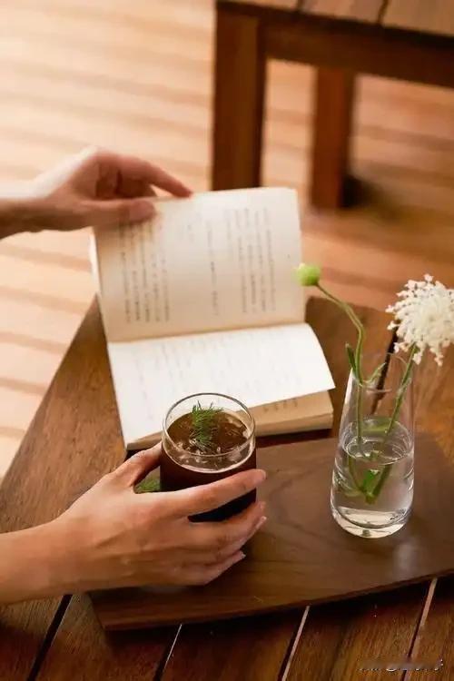 出身无法选择，出路可以自己拼。
 
穷人不读书，一生被生活拿捏；
富人不读书，万