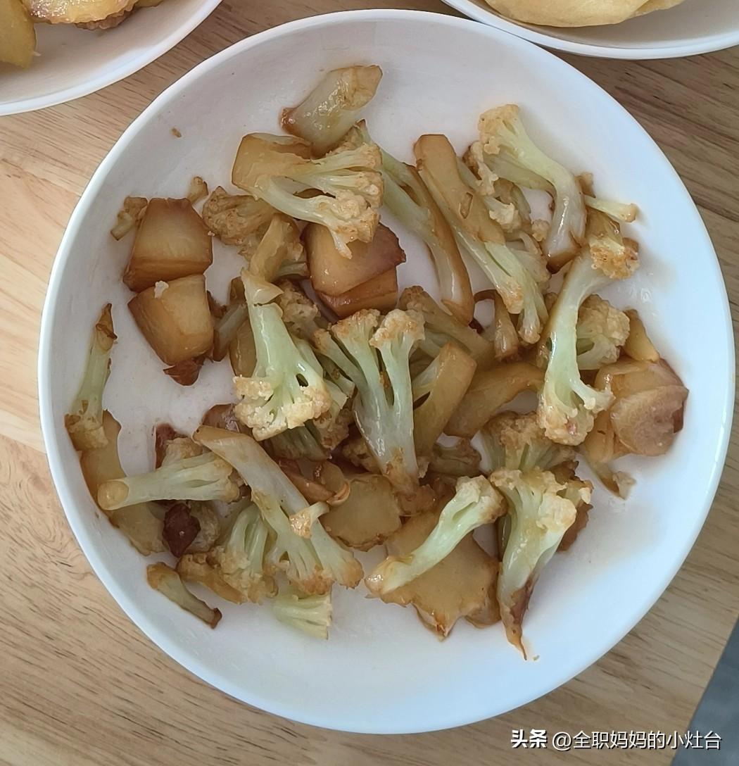 炒花菜是我们家经常吃的家常菜，做法简单，美味又好吃。
具体做法如下:
1. 花菜