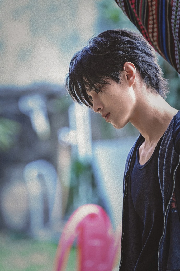 何与苏感  《双轨》何与苏感瞬间就已经把我给硬控了，太喜欢他这双眼睛了呀，完全就