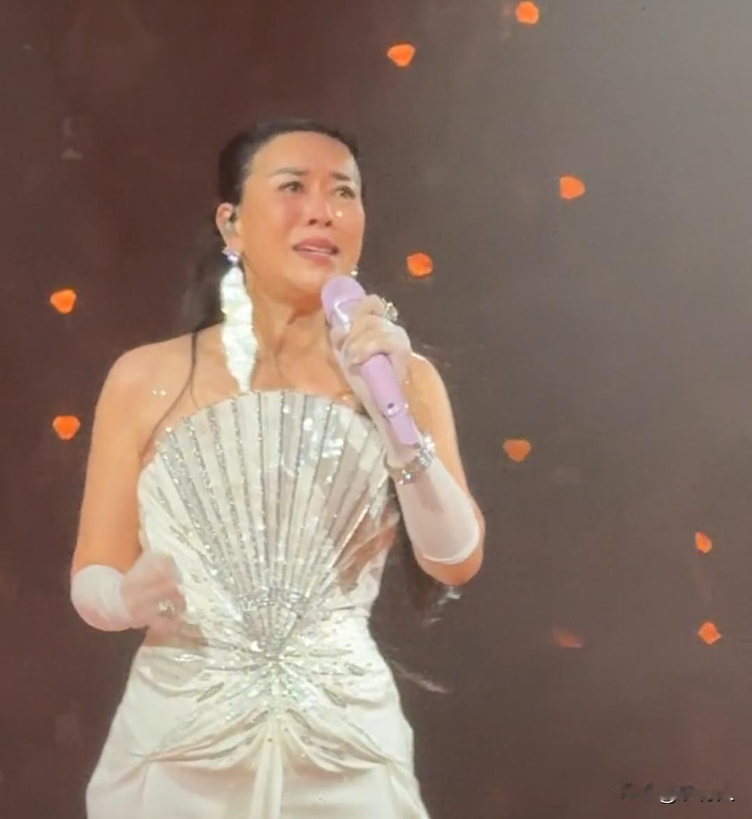 那英北京演唱会，宋丹丹戴着棒球帽。在看台上高举双手比心，陶虹坐在一旁跟着欢呼。龚