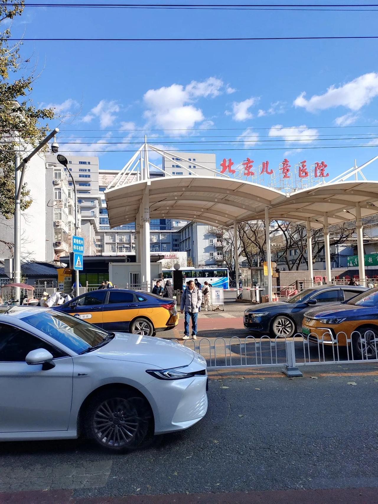 北京儿童医院西门不允许患者和患者家属进入，特别的不方便。
今天到北京儿童医院给孩