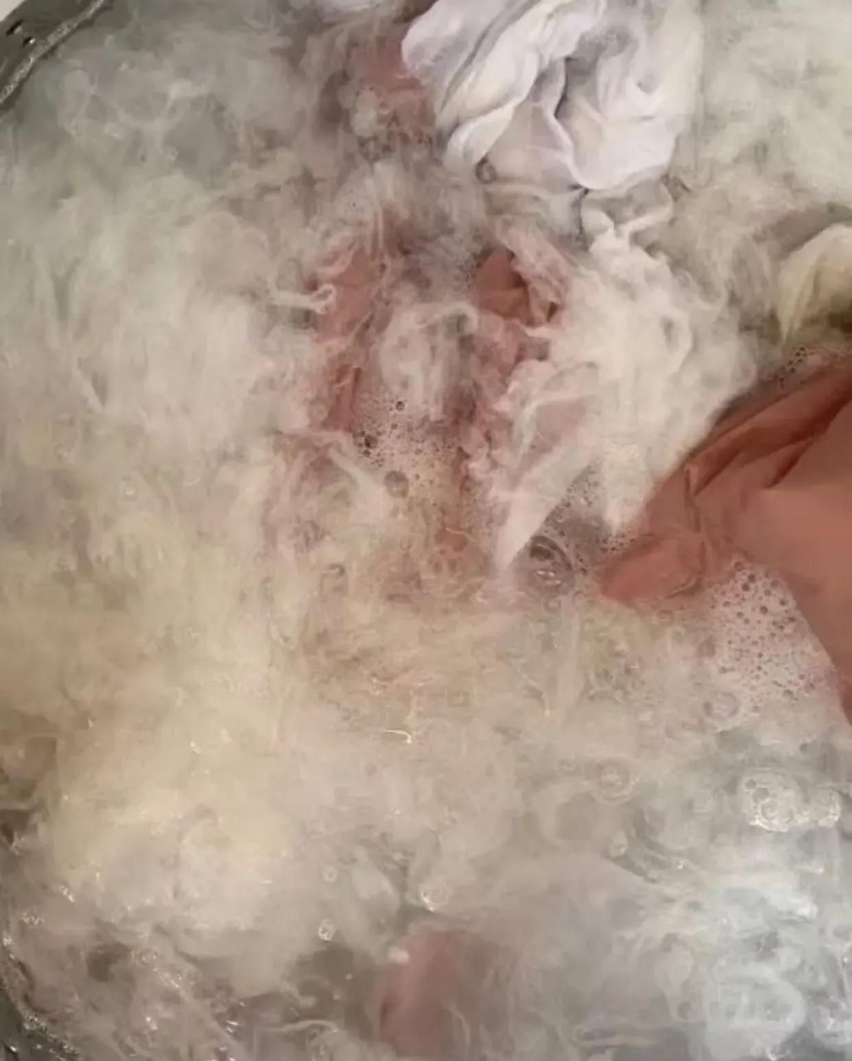 我滴妈呀，婆婆是来毁灭我的吧。。。

她坚决反对我把羽绒服送去干洗店打理，非得亲