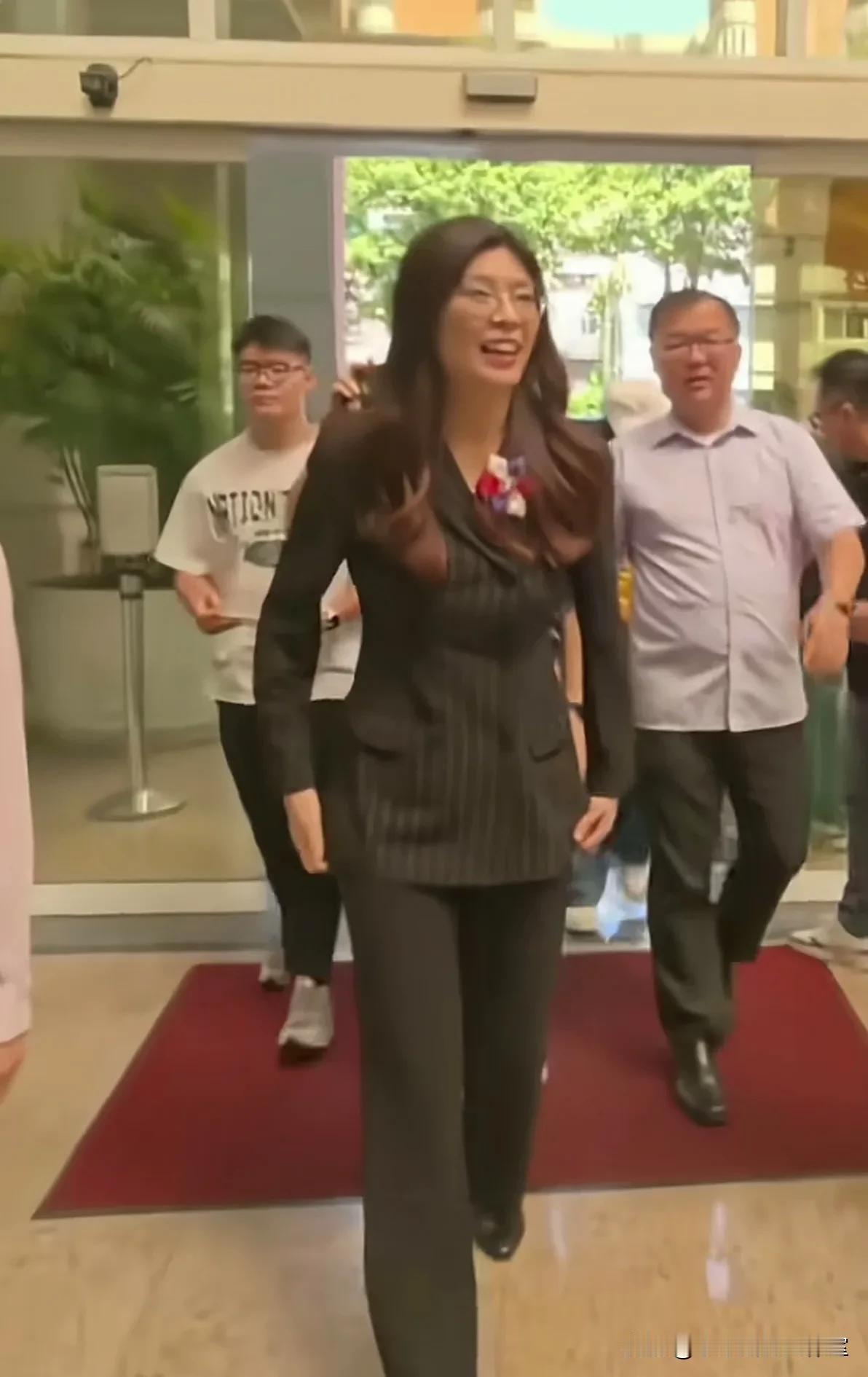郑丽文也一样，不要只听他怎么说的，要看他今后怎么做。

“听其言，观其行”真是太