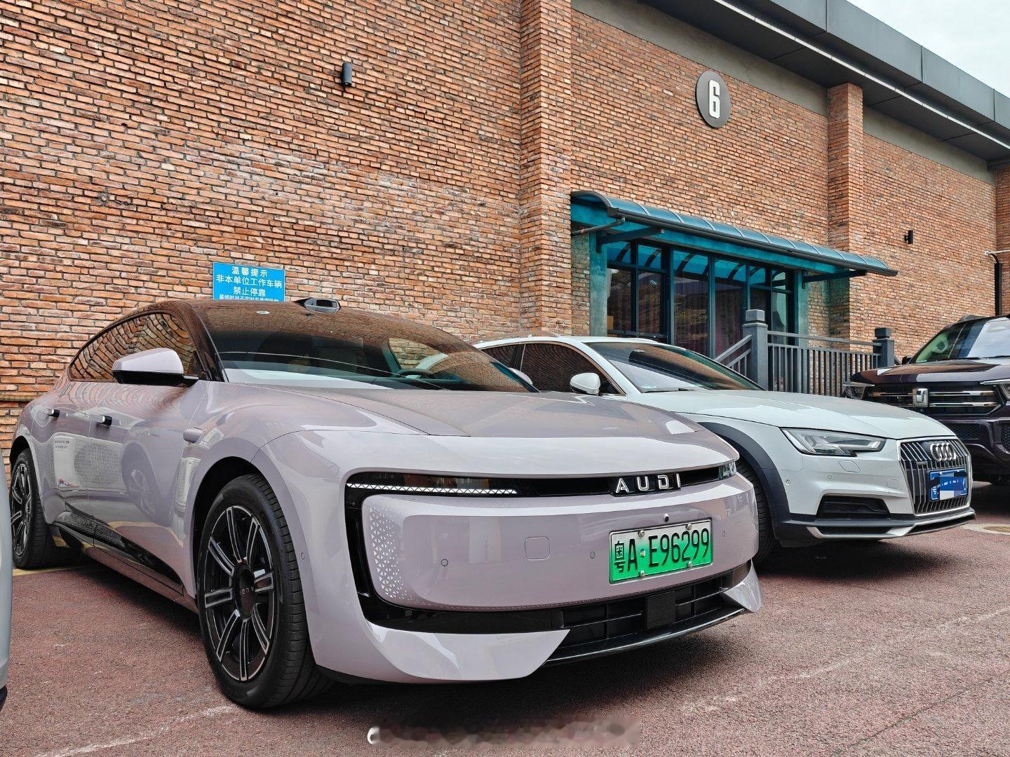 Audi E5跟同事新买的上代奥迪A4 allroad放一起，非常直观感受到:原