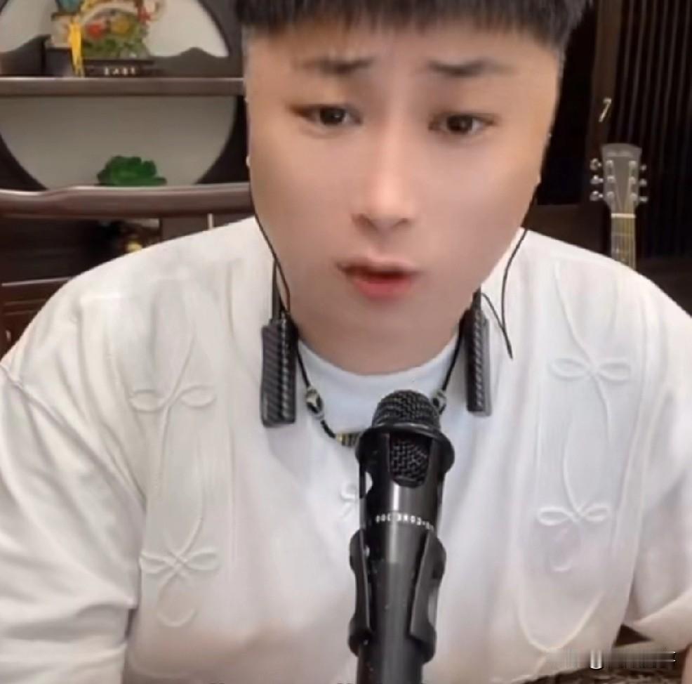 寂寞点评祁天道直播间痛哭给粉丝洗脑太虚伪！粉丝谁有你过的滋润？

       