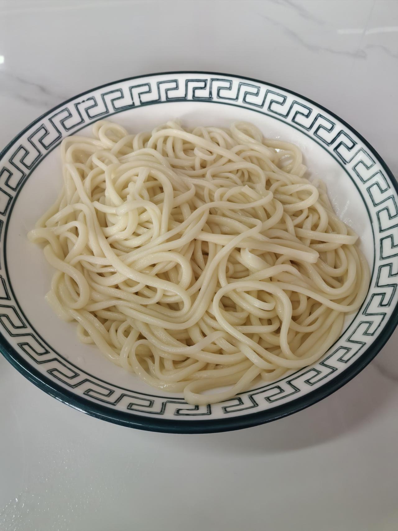 《素食斋》之十
又到午饭干饭时，新疆特色拉条子。
都是素食没有肉，我已坚持三十三