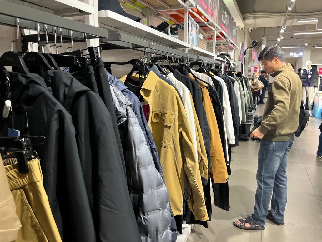 都说今年羽绒服卖不动，下午去买羽绒服，恰好和老板聊了聊，他透露“很多人以为羽绒服