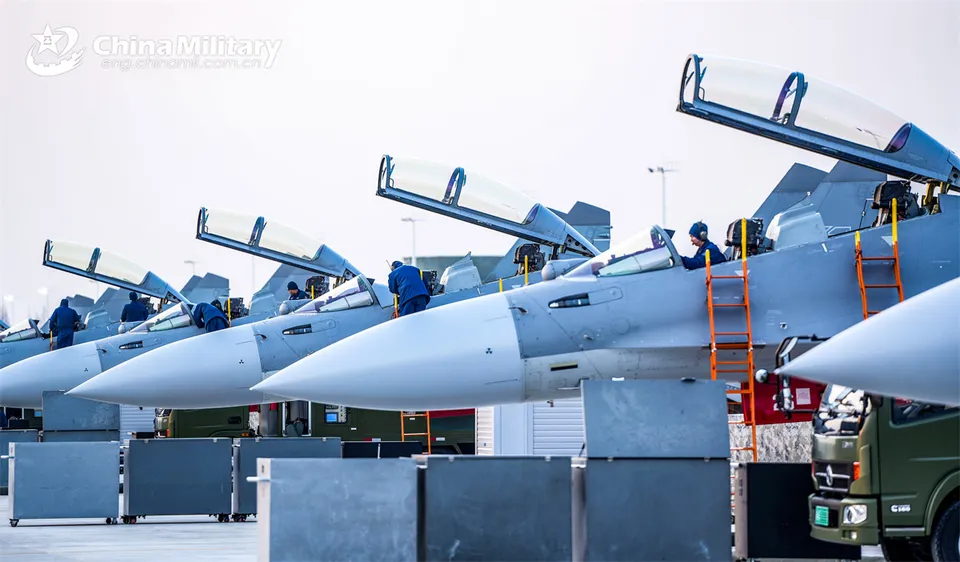 空军航空兵某旅开展飞行训练。图为战机加力升空。（英文中国军网/陈云 摄） 