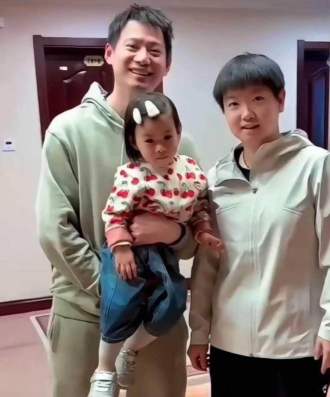 前国乒选手周雨在个人社交账号主动发布与女儿及孙颖莎的合照。画面中周雨抱着自己女儿
