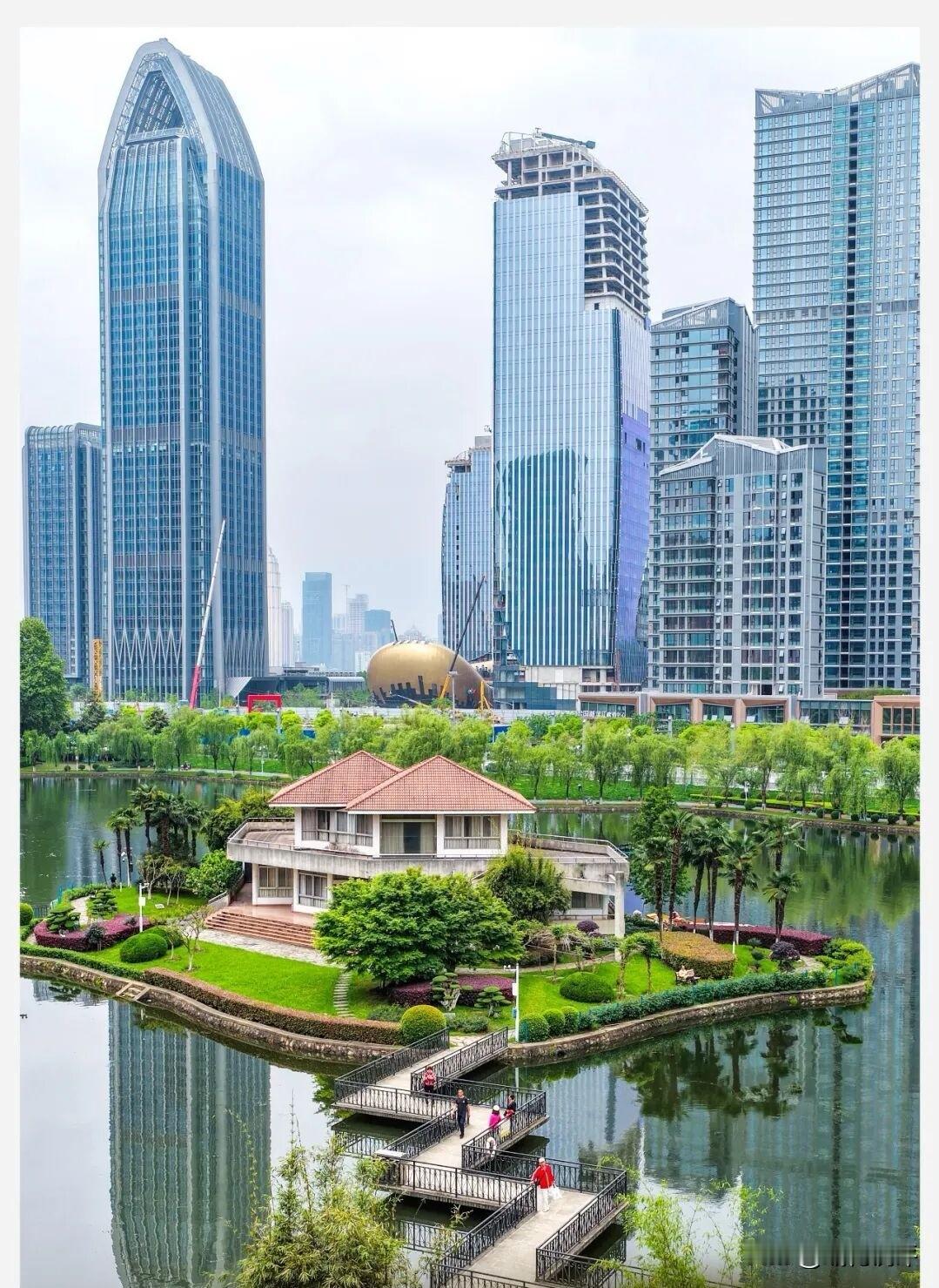 漫步在武昌四美塘文化公园，仿佛踏入了城市喧嚣中的一方净土。这里开阔宜人，一走进就