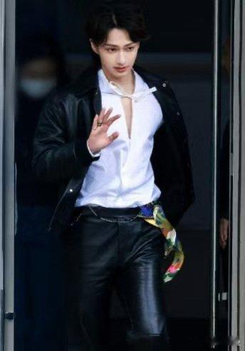 文俊辉回国录hi6状态 你好星期六归国录综艺的文俊辉状态满分，轻松自在又亮眼，表