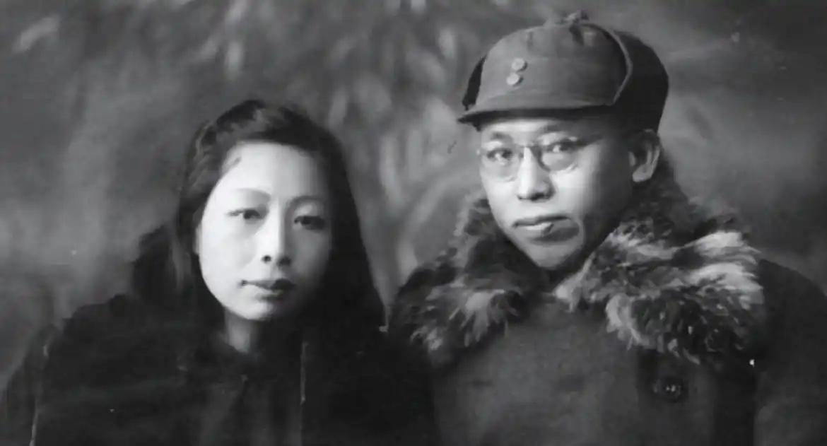 她被不少网友称作“红军西施”，丈夫是开国元帅。年轻时的她才貌出众，在红军女战士中