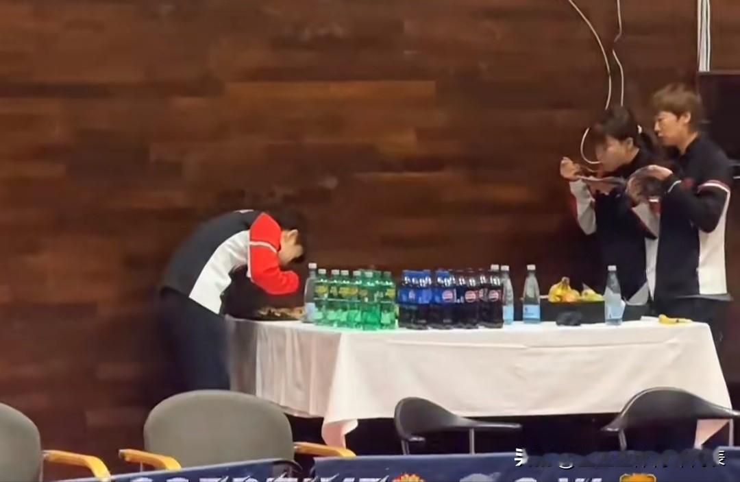 国乒在国外比赛的三人干饭最专注。她们实在不容易，倒时差，适应饮食。不过看莎莎同同