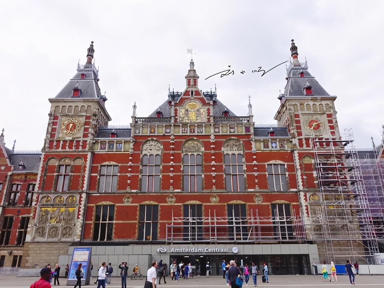 在荷兰首都阿姆斯特丹的街头，随处可见三个横向或纵向排列的X标志，这一独特符号并非