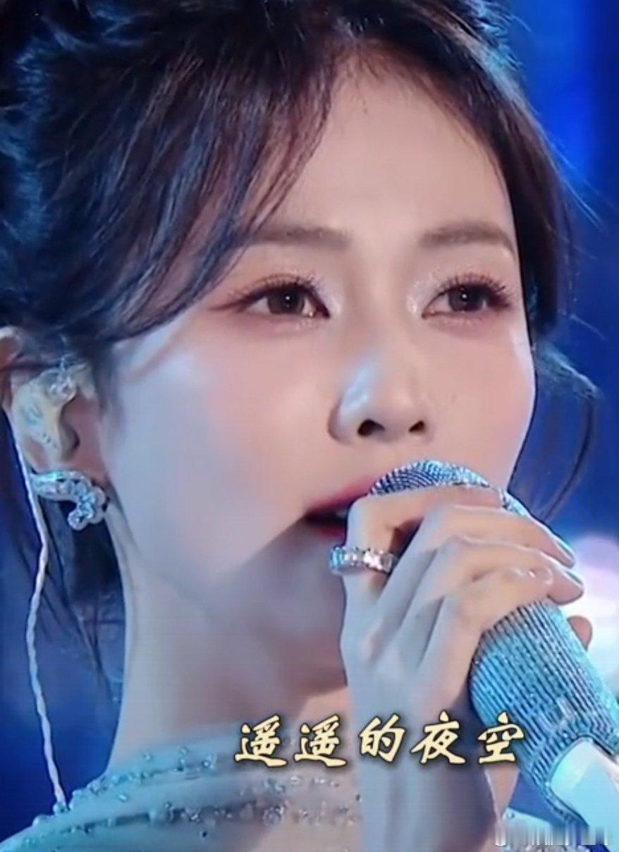 吕方白鹿合唱弯弯的月亮 “遥遥的夜空，有一个弯弯的月亮”“绵绵如丝的忆记，荡过匆