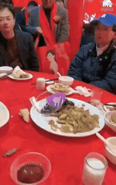 这是什么地方的结婚习俗啊，一条条的华子往餐桌上放，这是要干嘛呀？感觉饭吃的也差不