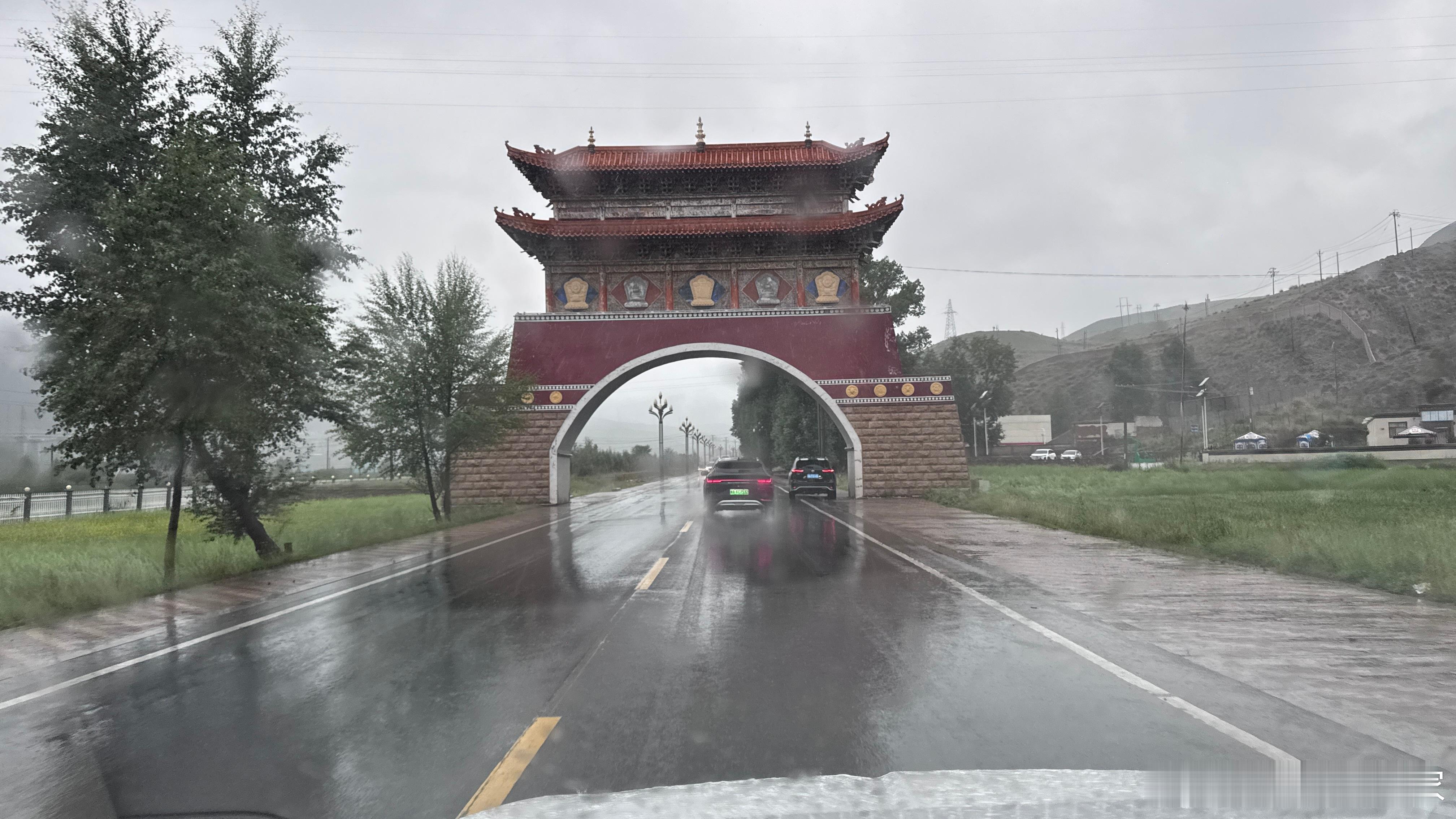 今年的雨水真是大，往常这地方一年都下不了一场雨，结果这两天哇哇下！而且越下越大[