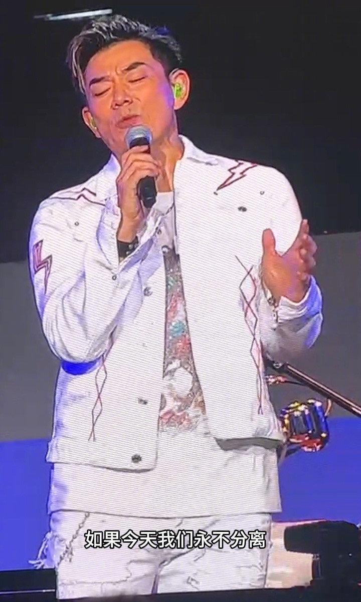 #任贤齐为歌迷现场写词#任贤齐与歌迷之间的互动让人感受到了音乐的力量和情感的共鸣