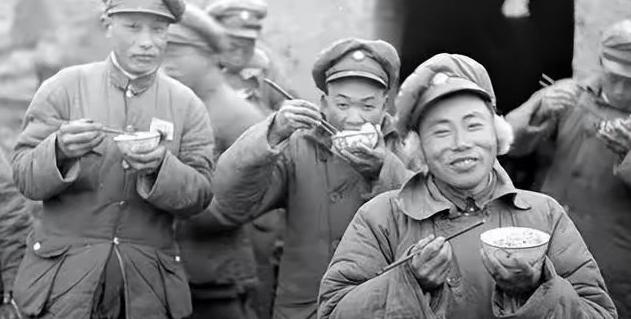 1948年，有一个国民党士兵饿得受不了，跑到解放军阵地后，竟背回一袋馒头，战友们