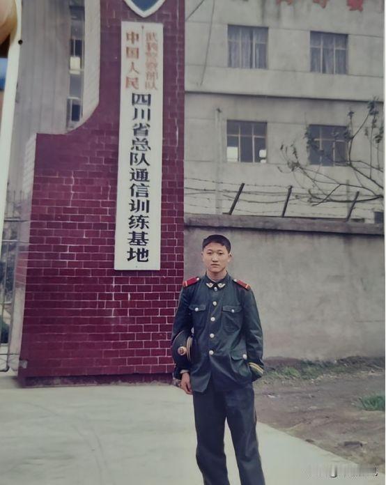 2006年，3名壮汉挟持一名18岁女学生，女孩在长途汽车上悄声向同车的一名武警战