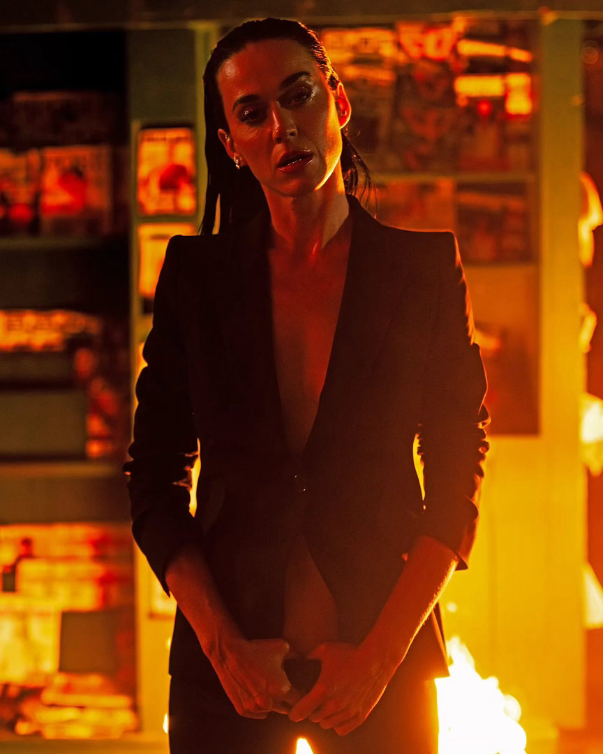 WATCH IT BURN MV 的新照片 妈妈好帅🦂❤️🔥 