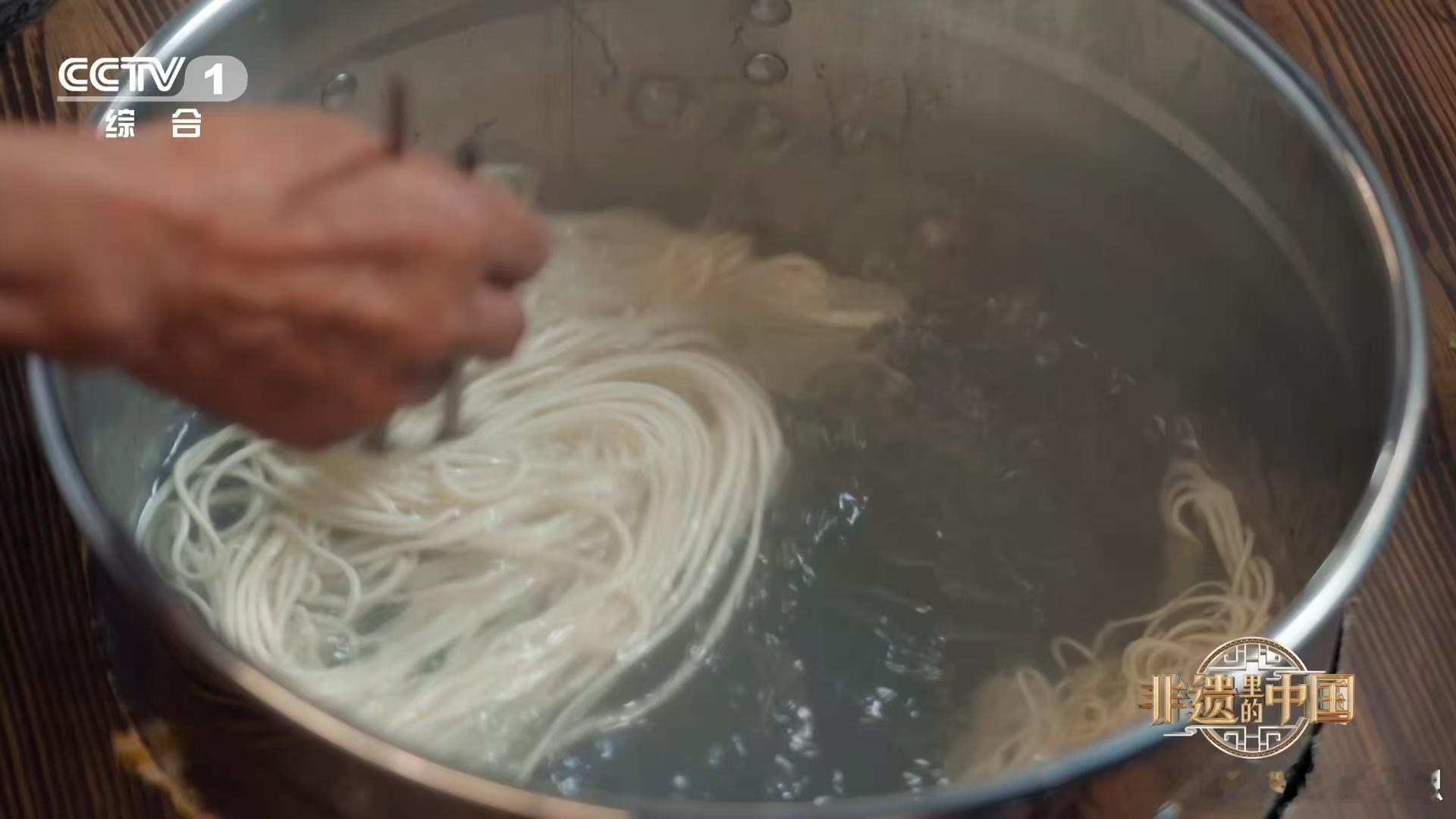 兰州牛肉面分10多种型号从细如发丝的毛细，到宽厚实在的大宽，满足着形形色色食客的