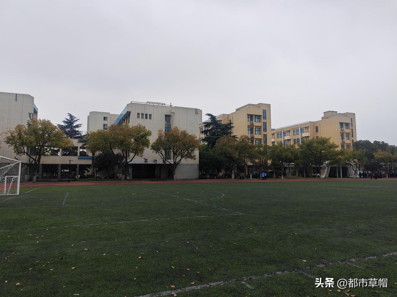 早上有早自习，坐在讲台前一边批改作业，一边听孩子们一个个地在我这里背书。一坐就是