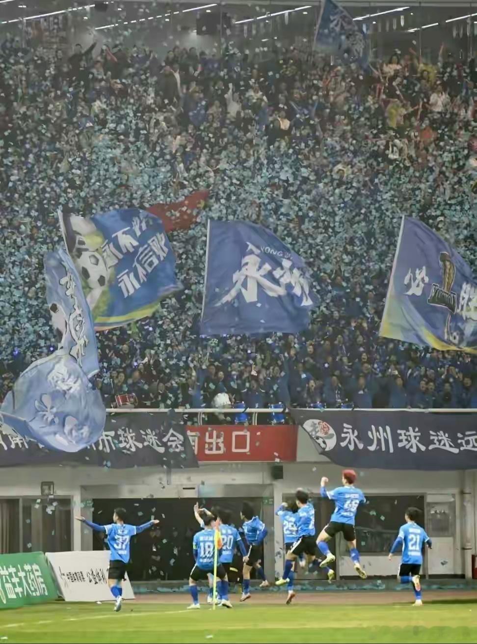 永州万人空巷迎冠军：一场因热爱沸腾的小城狂欢从上周六晚夺冠至今，湖南永州这座小城