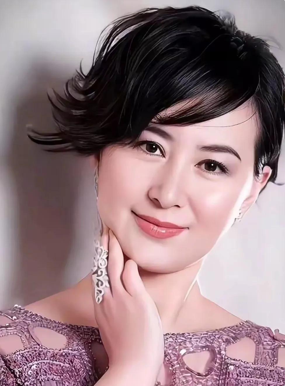何超琼的颜值确实很高，优雅大方，魅力四射，美丽极了！比李嘉欣还要漂亮，不愧是娱乐