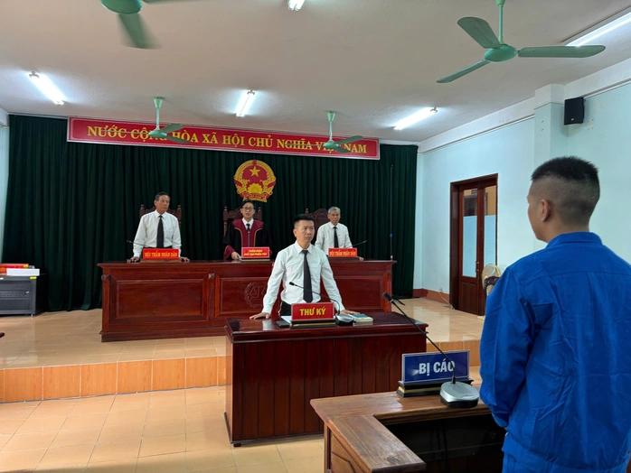 越南一名年轻人袭击顺化执勤交警，被判处12个月监禁
驾驶在错误的车道上，在交警警