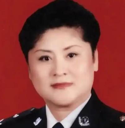 1988年，一名女警从侦查点撤离时，没来得及换回警服，穿着灰布褂子走在街头。谁也