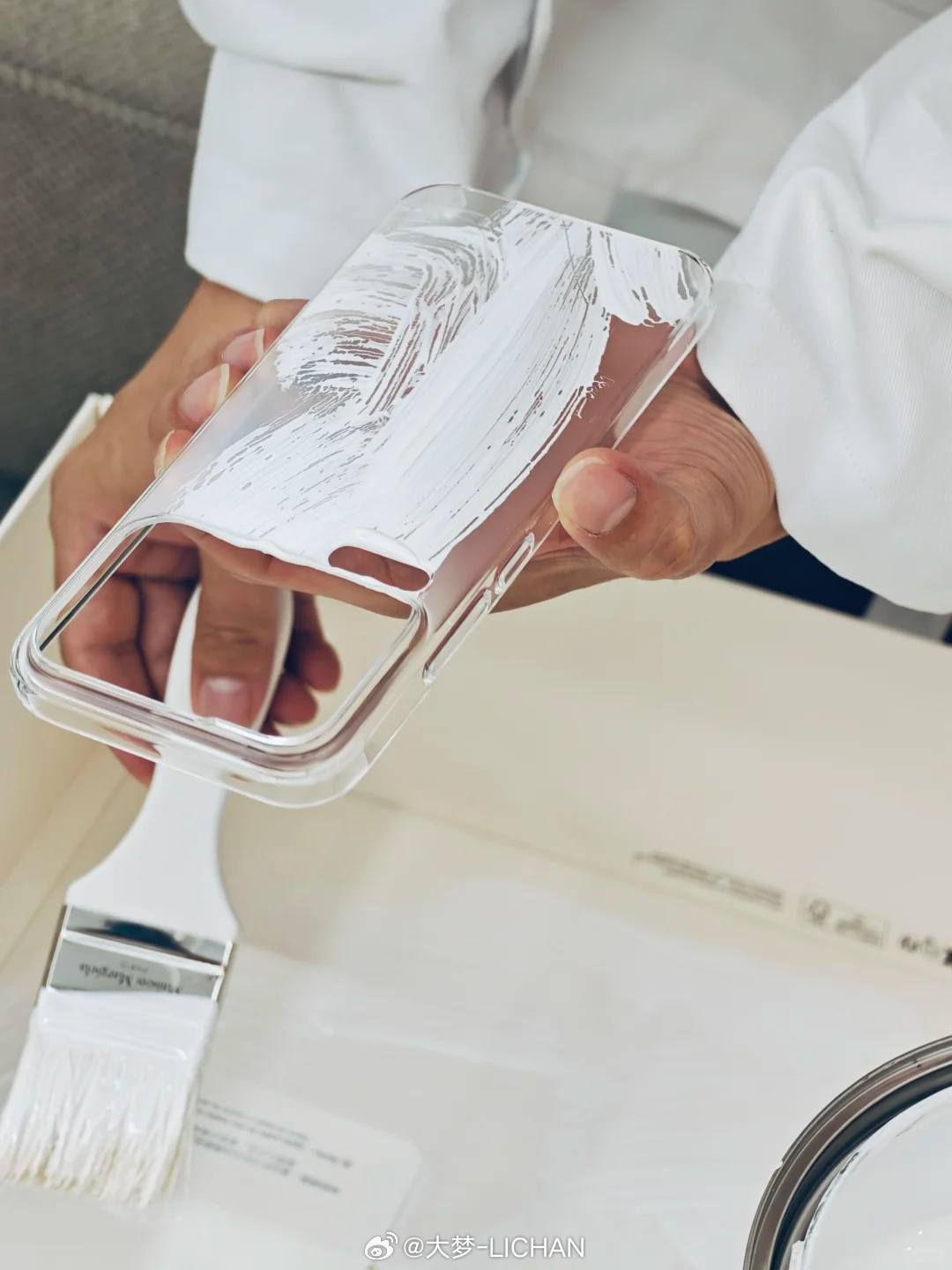 「小米×奢侈品」这两个关键词放在一起是不是很违和？但这个话题还满有意思，挺值得深