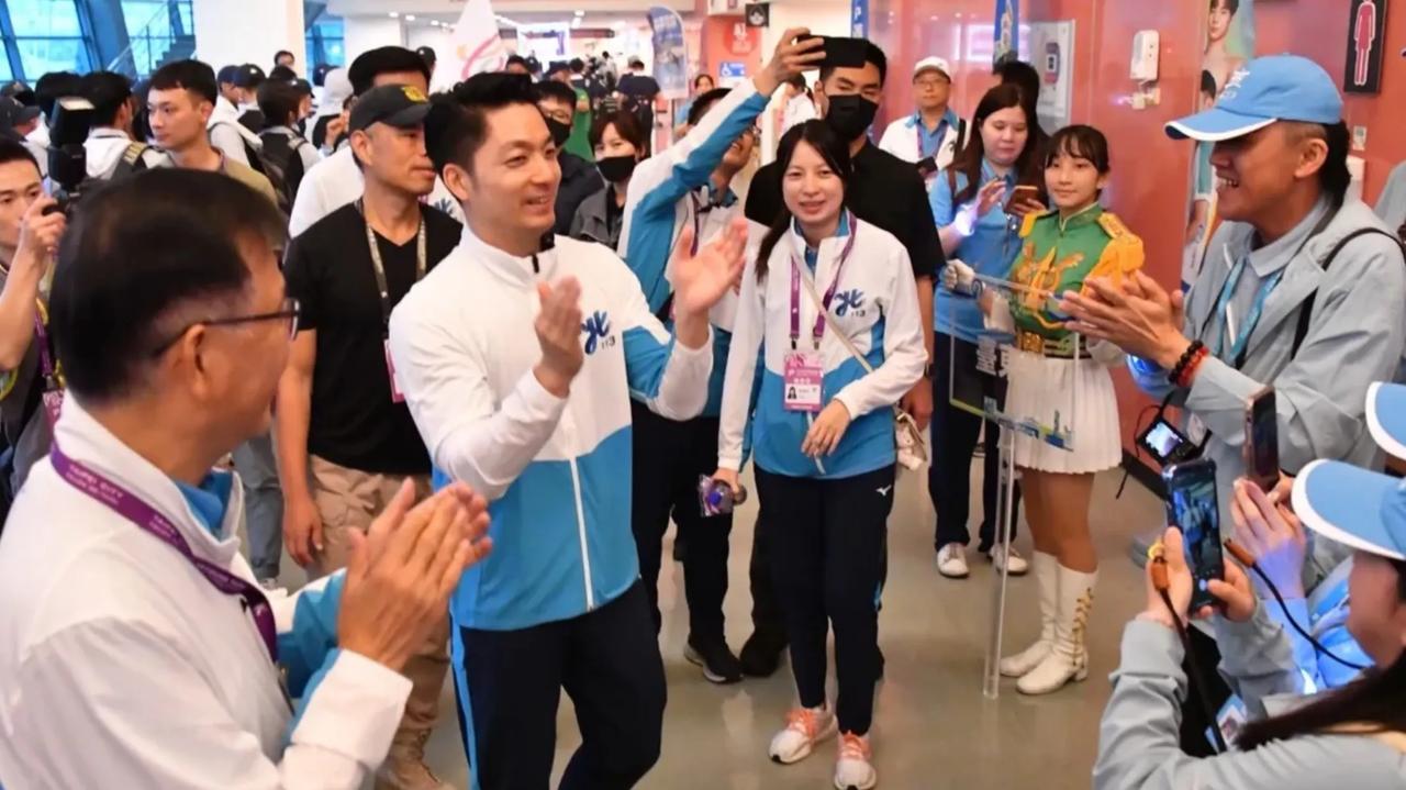 蒋万安在台北市大巨蛋体育场主持了中学生运动会开幕式。他祝愿学生们享受比赛，友谊第