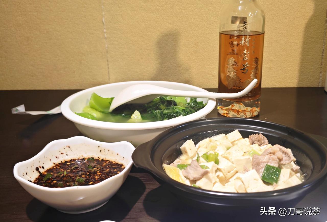 粗茶淡饭已知足
珍馐不常有
没事何必醉一宿
青菜豆腐寻常莱
配得黄精酒