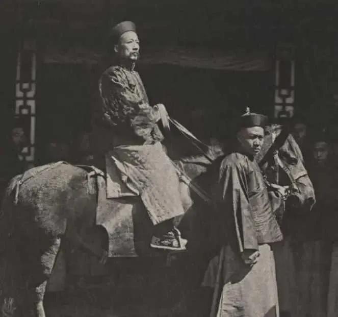 古代达官贵人和有钱人选择骑马而不是坐轿的原因主要有四点：

一是避免被视为对皇权