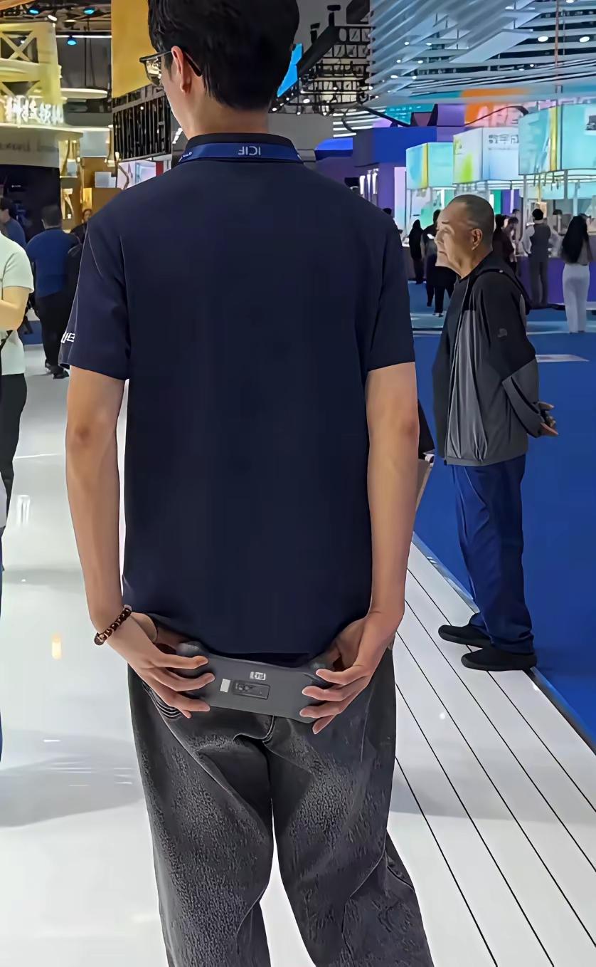 他为什么一定要把手柄放在后面，这是为了锻炼什么技能吗？还是担心什么呢？
